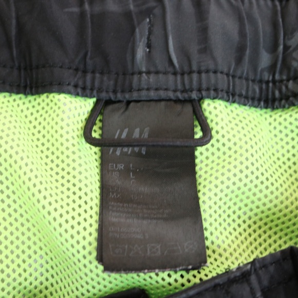 H&M men’s swim shorts - Picture 3 of 3